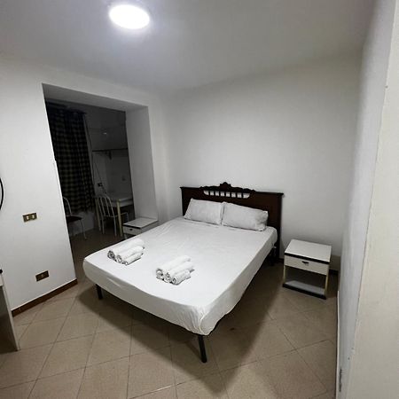 1 Room Apartment Near By Central Train Station Palermo Luaran gambar