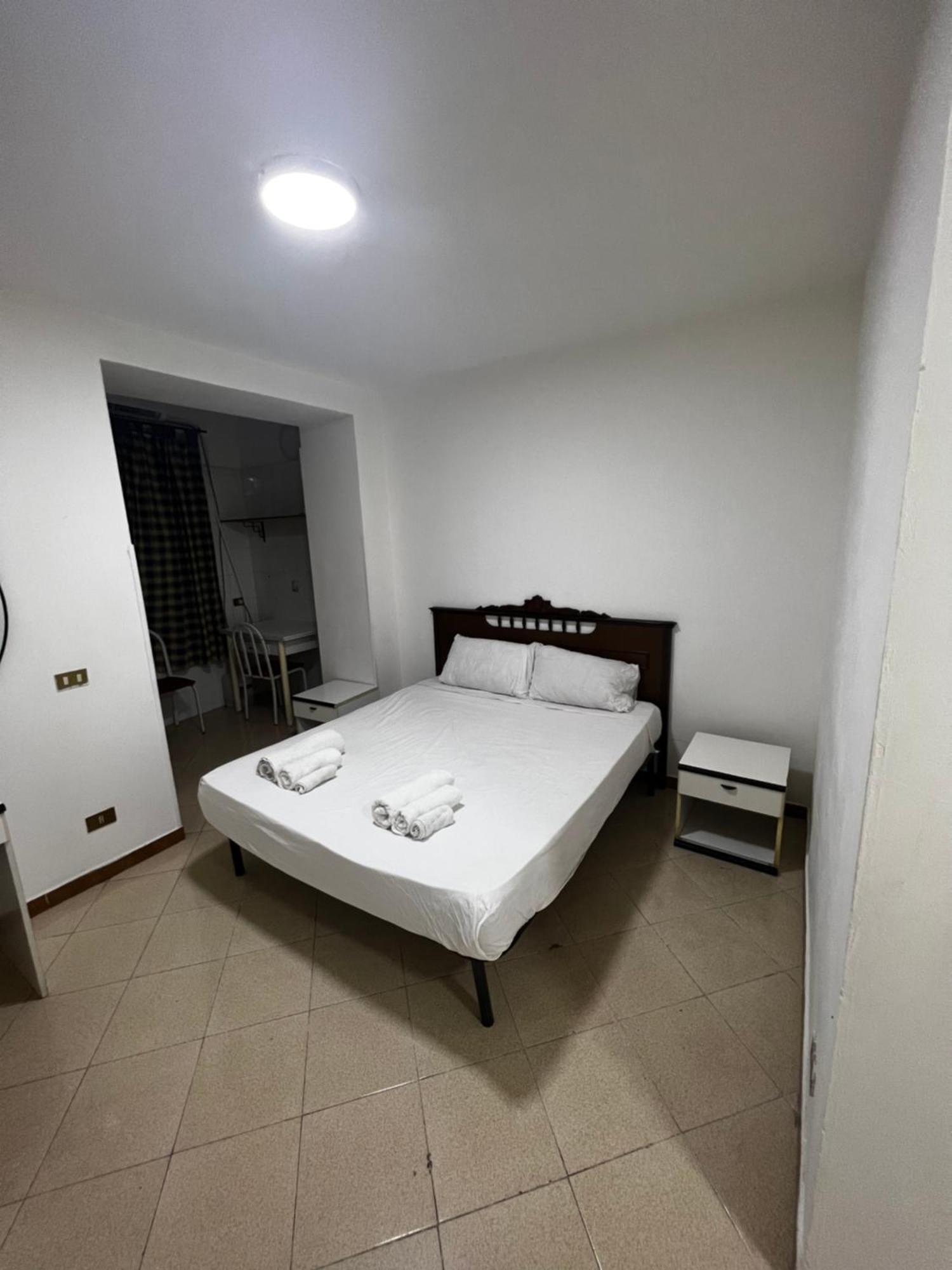 1 Room Apartment Near By Central Train Station Palermo Luaran gambar